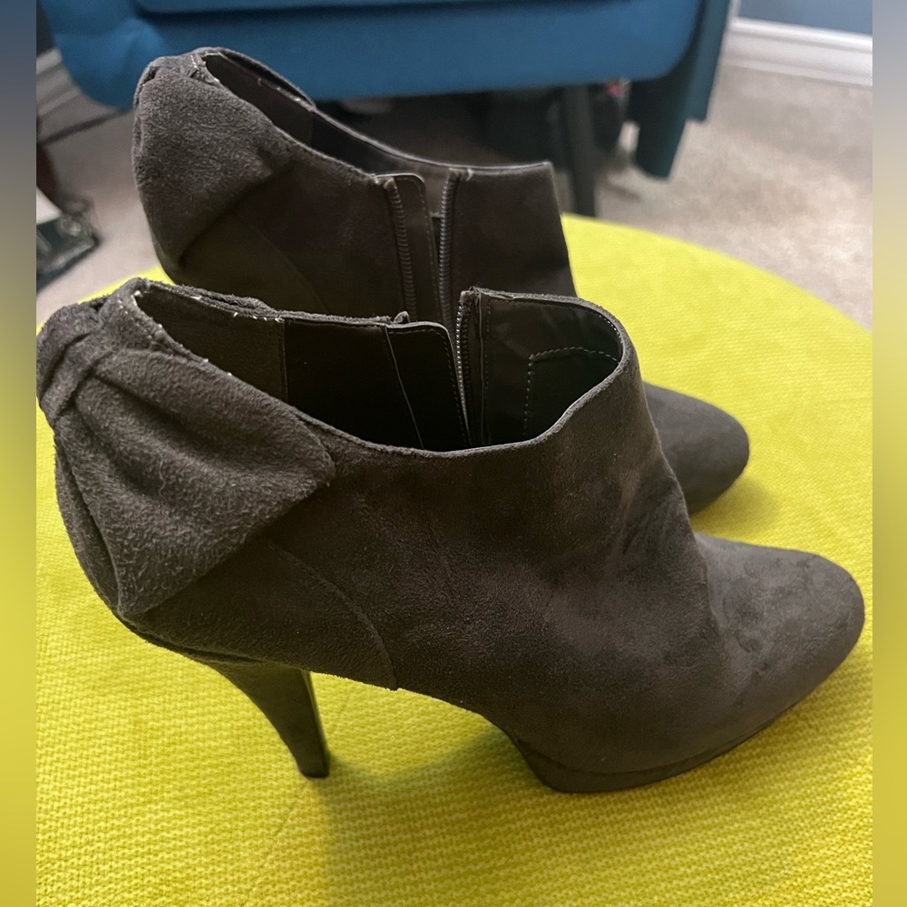 Great for fall! Grey Impo booties, size 9.5